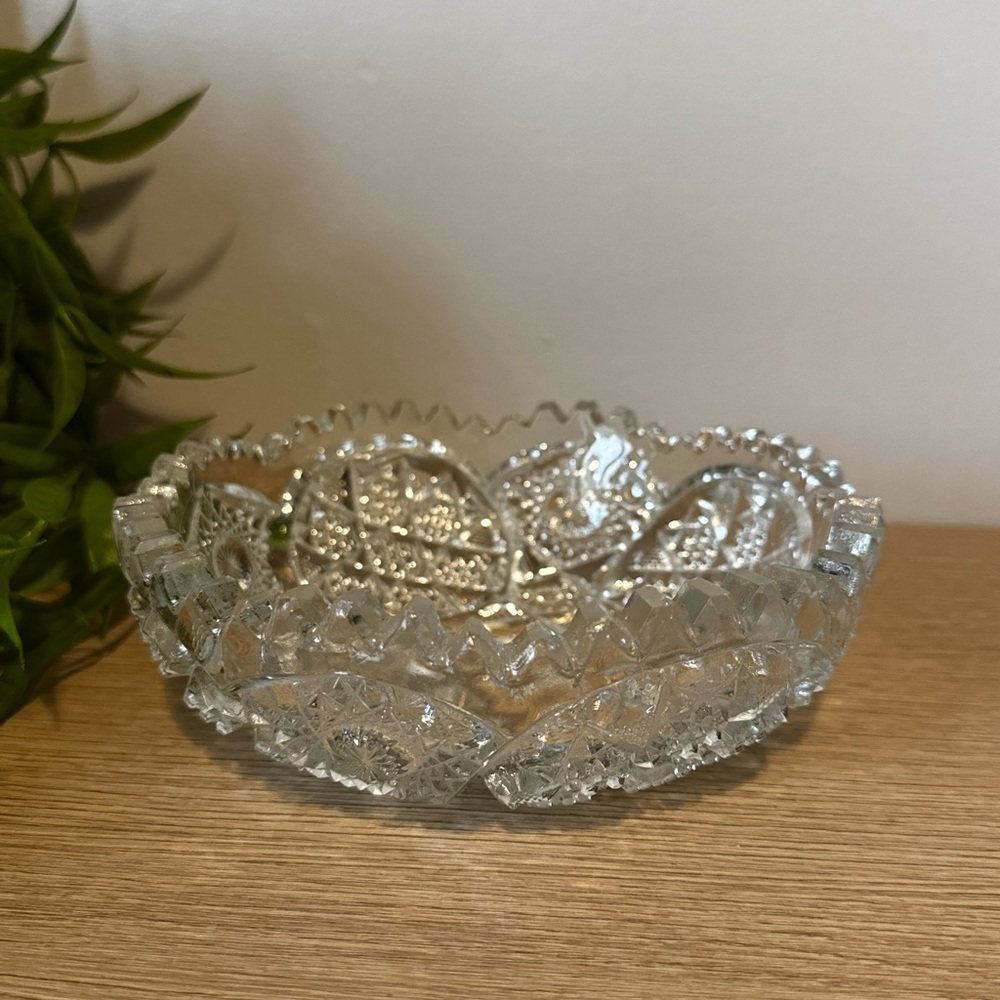 Elegant Crystal Cut Glass Bowl with Sawtooth Edge
